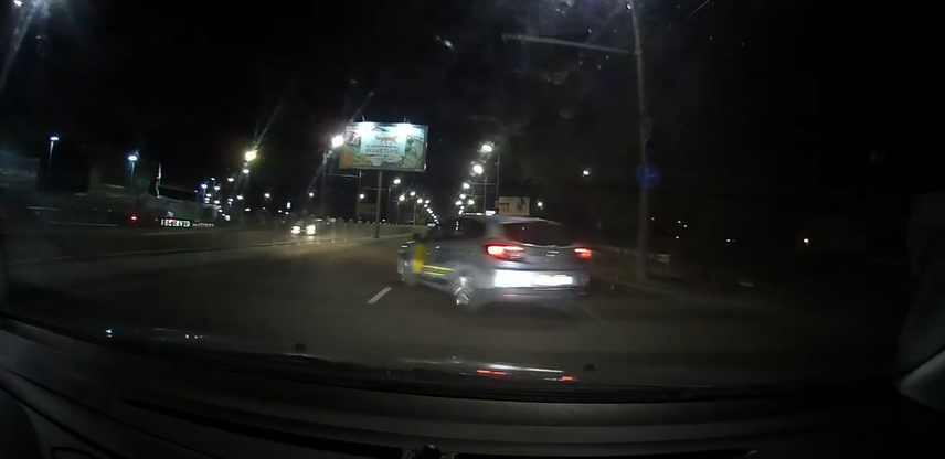 «Підрізав» авто: у Луцьку таксист ледь не спричинив ДТП (відео)