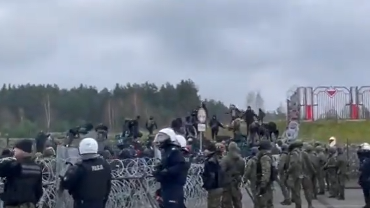 Група мігрантів прорвала білоруський кордон (відео)
