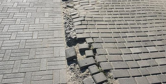 У Луцьку на Соборності паркувальники пошкодили тротуар (фото)