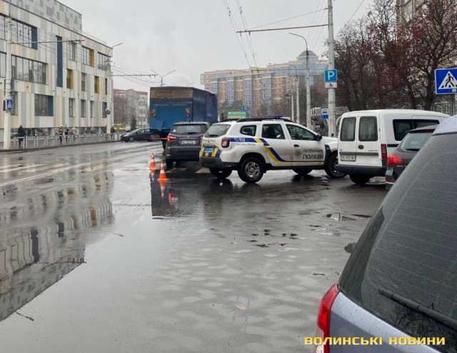 На Грушевського у Луцьку авто збило вагітну (фото)