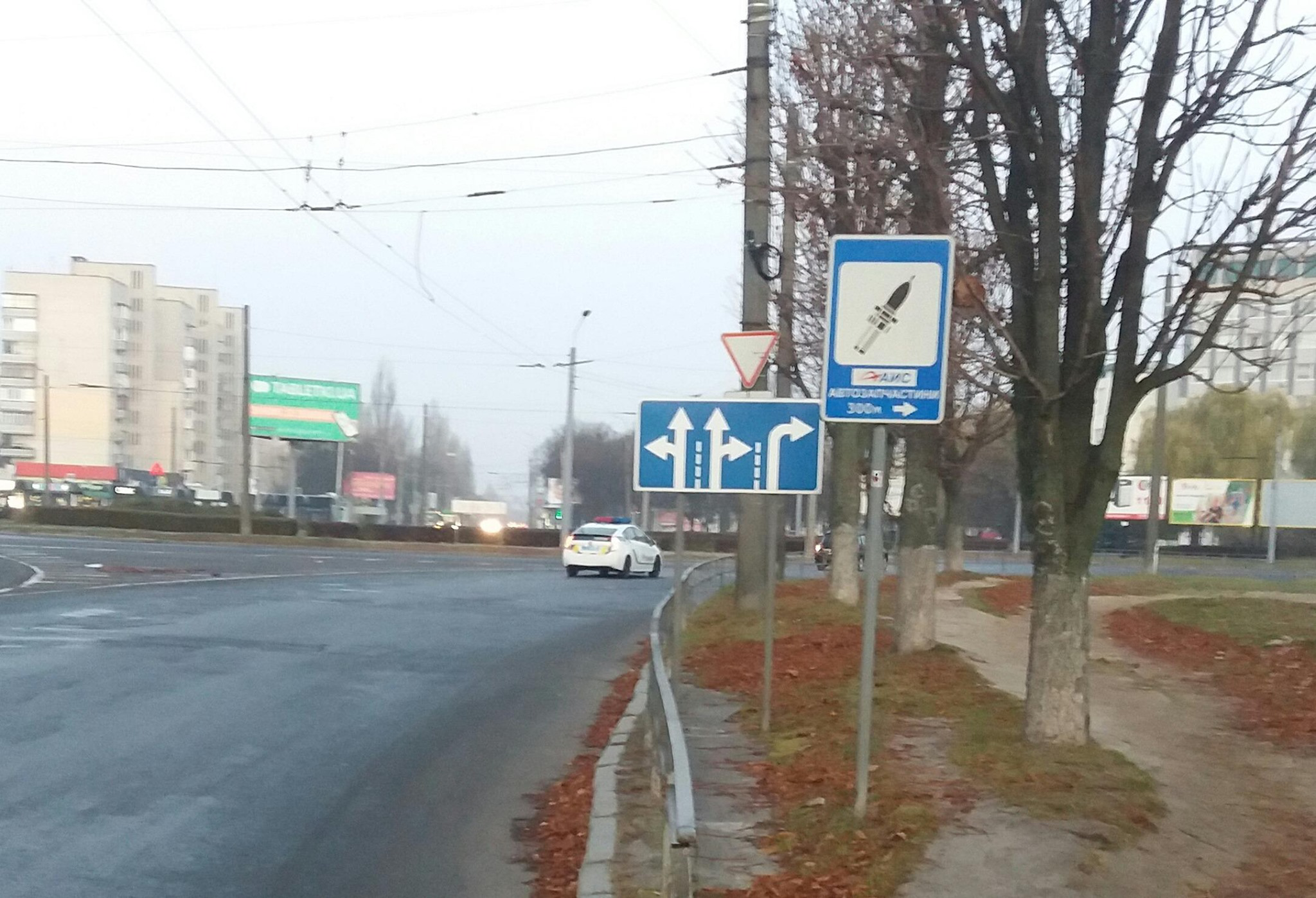 У Луцьку на кільці біля Північного ринку встановили нові дорожні знаки (фото)