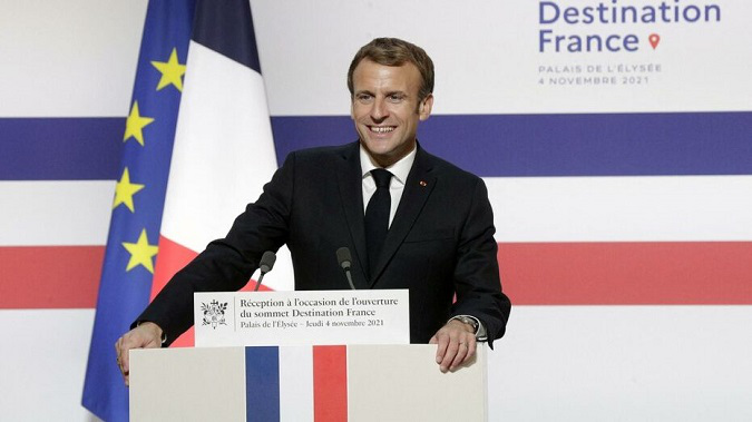 Президент Франції змінив колір на державному прапорі