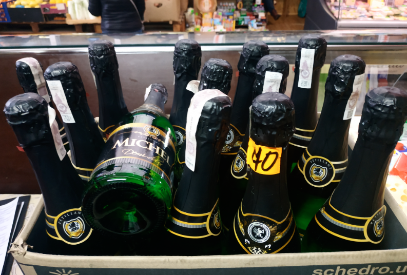 У Луцьку на «Пасажі» незаконно продавали шампанське