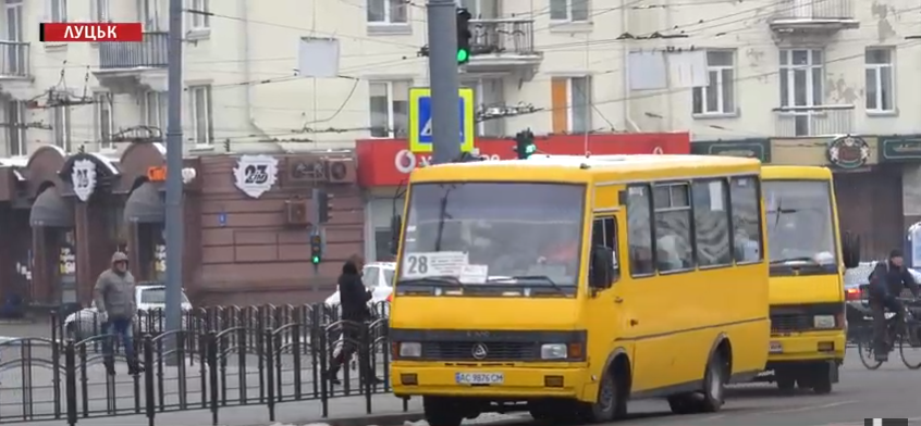 Чому у Луцьку пасажирам доводиться довго чекати маршрутки (відео)
