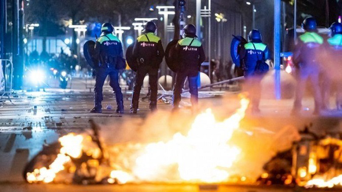Заборонили феєрверки: у Нідерландах бунт проти карантинних заходів (фото)