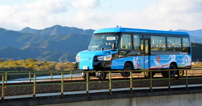 У Японії запустять перший у світі автобус-потяг