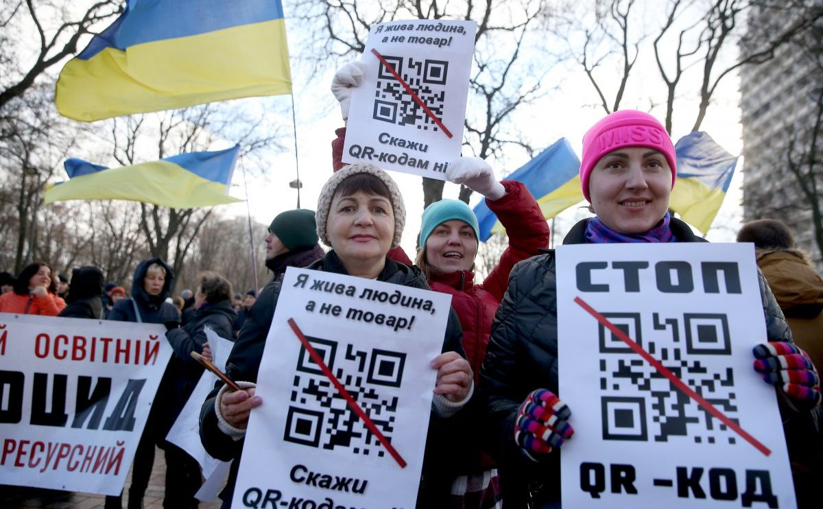 У Києві антивакцинатори мітингували з QR-кодами «Єдиної Росії» (фото)