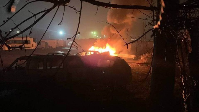 Знищено вщент: у Луцьку на автостоянці району ЛПЗ горіло авто (відео)
