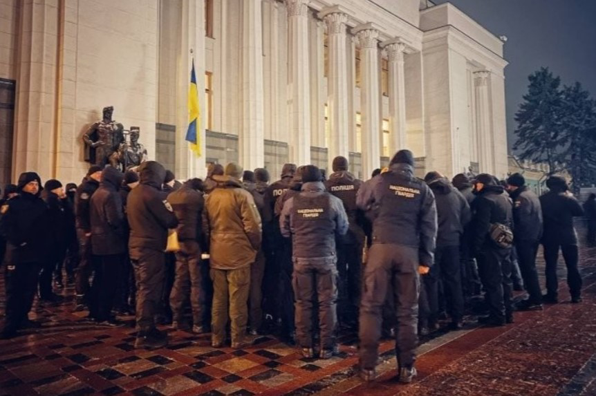 Сотні силовиків, військова техніка та автозаки: як у Києві готуються до «перевороту» (фото)