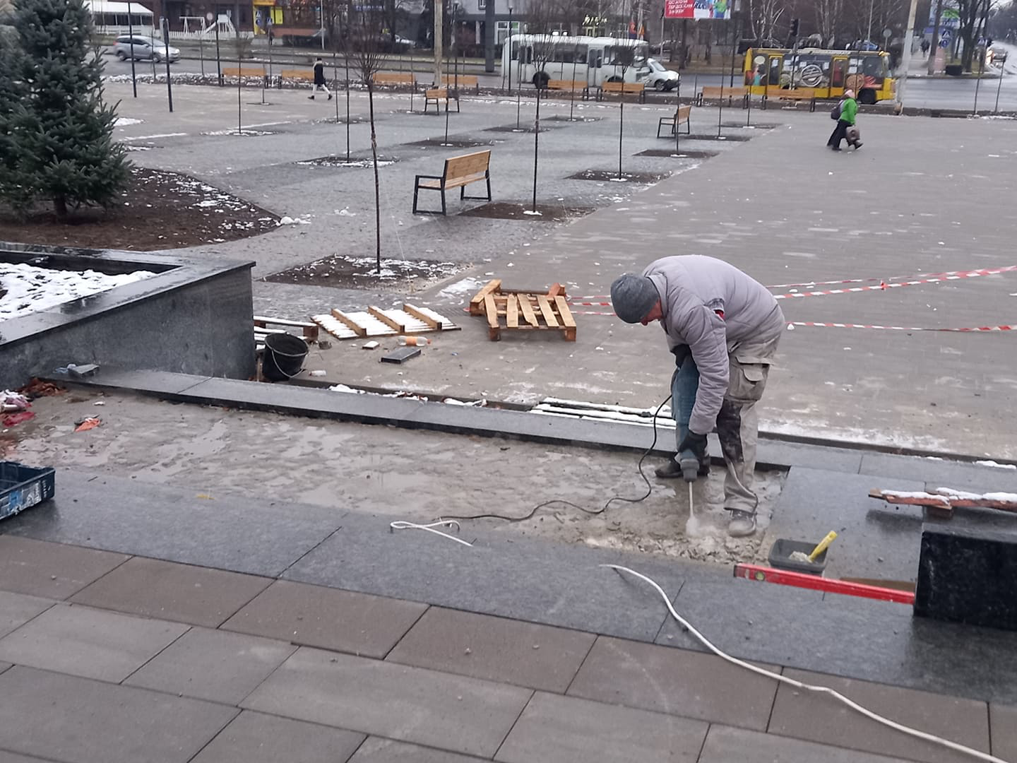 Камінь та концентрація лавок: що коїться на площі перед РАЦСом у Луцьку (фото)
