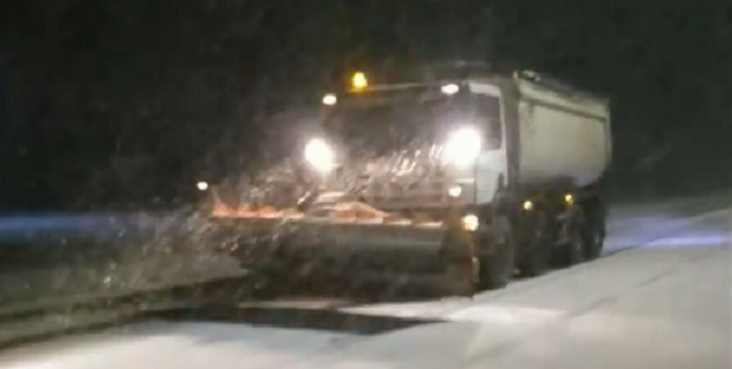 Справжня зима: на дороги Волині виїхала снігоприбиральна техніка (відео)
