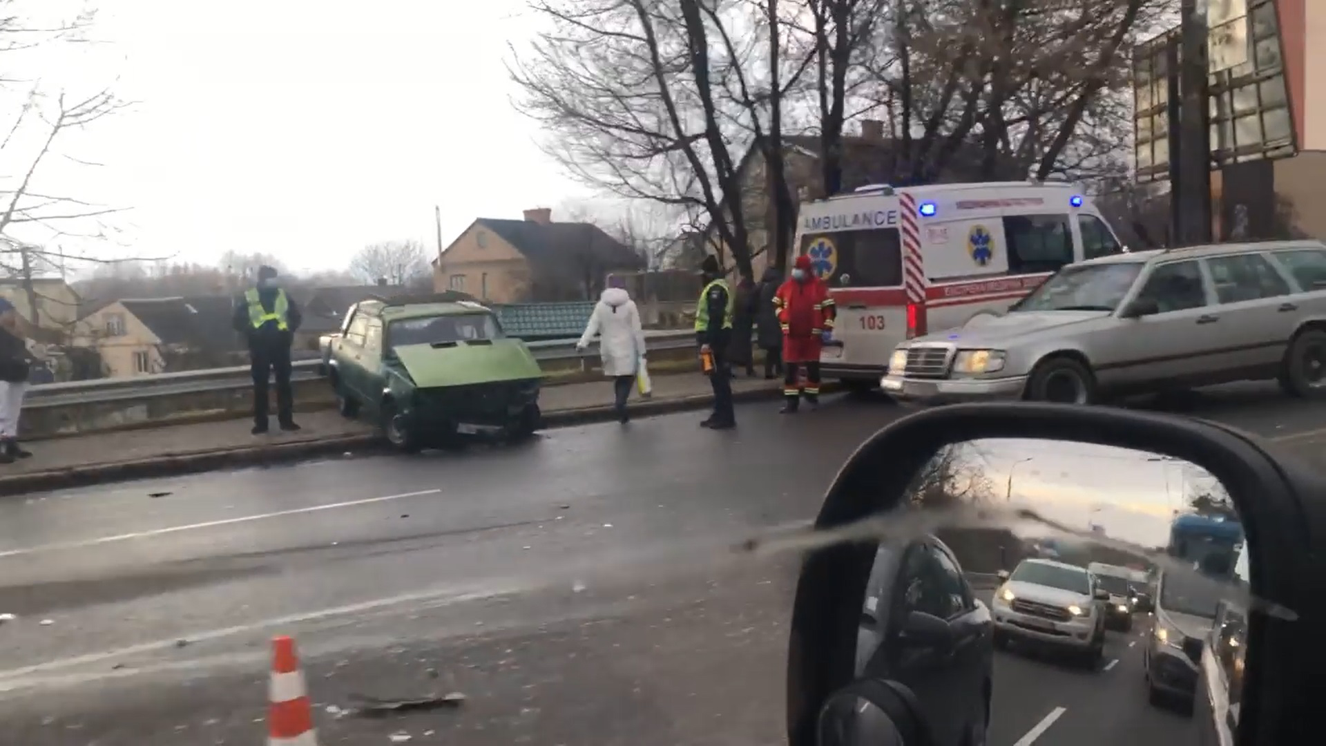 «Жигулі» ледь не злетіли з мосту: у Луцьку на Ковельській аварія (відео)