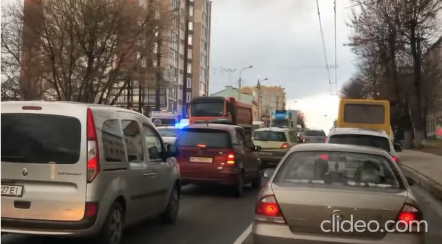 «Жигулі» у Луцьку ледь не злетіли з мосту: поліція повідомила деталі ДТП (фото)