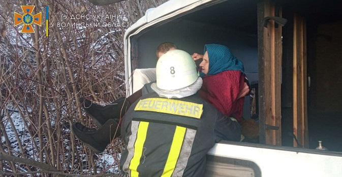 На Волині рятувальники витягнули з перевернутого буса двох жінок (фото, відео)