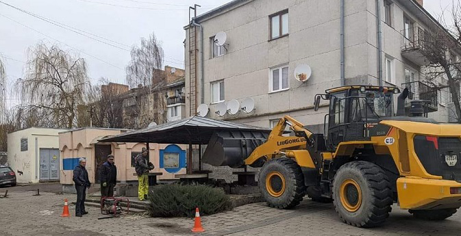 У центрі Луцька муніципали зруйнували стару зону відпочинку (фото, відео)