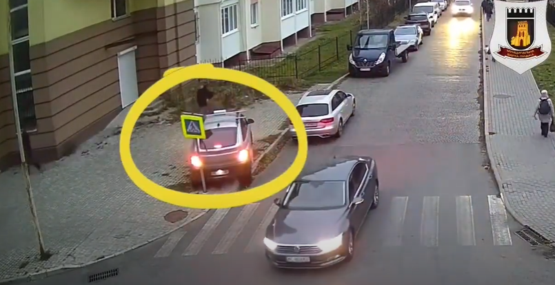 У Луцьку водій наїхав на дорожній знак і втік (відео)