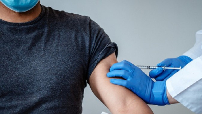 В Італії чоловік намагався отримати дозу вакцини у силіконову руку