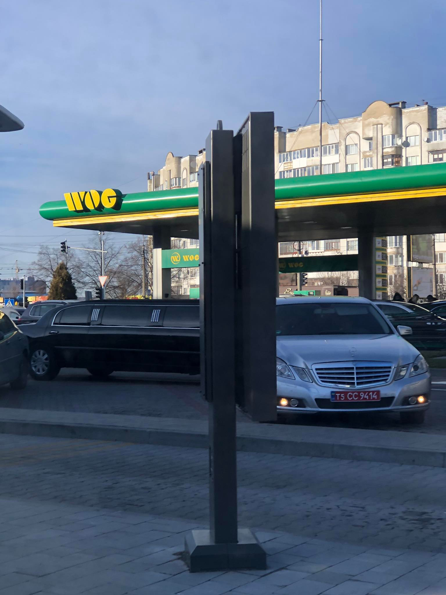 Біля  McDonald's в Луцьку через лімузин утворився затор (фото)