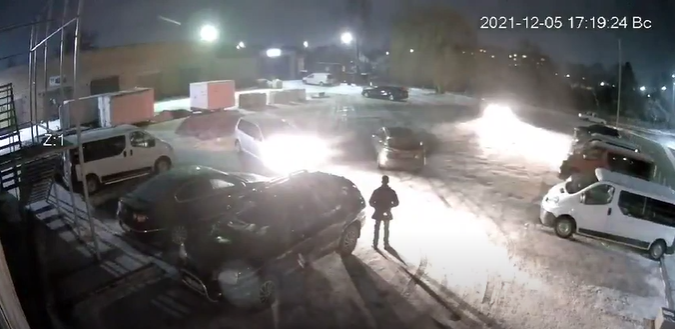 На парковці у Володимирі дрифтували три автомобілі (відео)