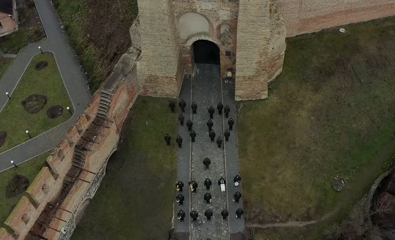 З оркестром перед замком: луцькі нацгвардійці привітали з річницею Збройних сил України (відео)