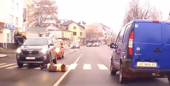 У Володимирі позашляховик збив жінку на переході (відео)