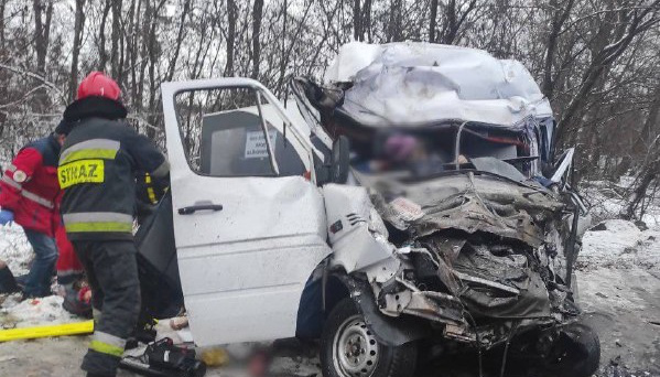 Загинули 10 людей: на Чернігівщині вантажівка зіткнулася з маршруткою