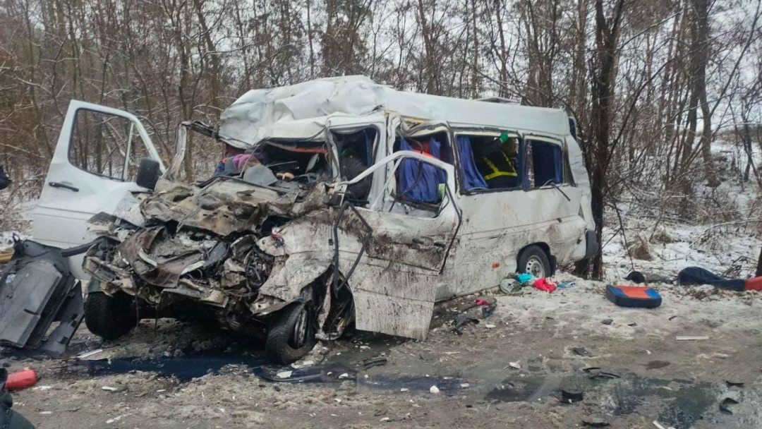 Кількість загиблих у страшній автотрощі на Чернігівщині зросла до 13 (фото)