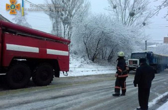 Витягнули рятувальники: на Волині вантажівки застрягли на слизькому схилі
