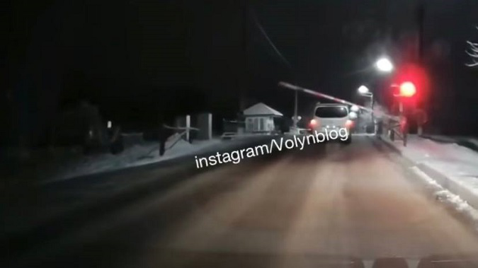 Намагався проскочити на переїзді: у Ковелі шлагбаум впав на авто (відео)