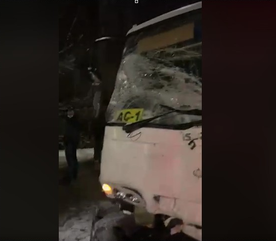 Розбите лобове скло: у Луцьку зіткнулися Ford Transit та маршрутка (відео)