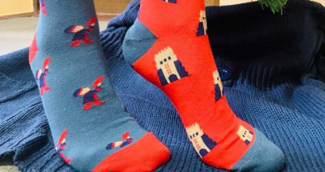Шкарпетки з кликунами, ялинкові прикраси та листівки: у Луцьку готують новорічні сувеніри