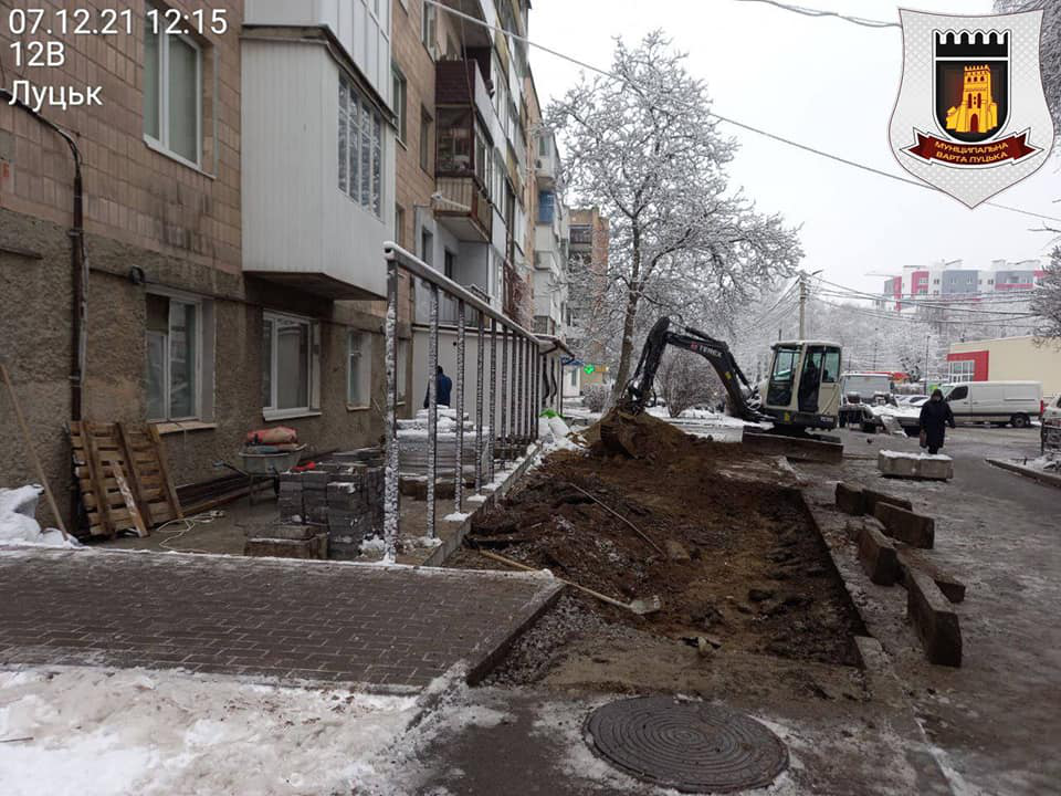 У Луцьку серед дня незаконно розкопали вулицю (фото, відео)