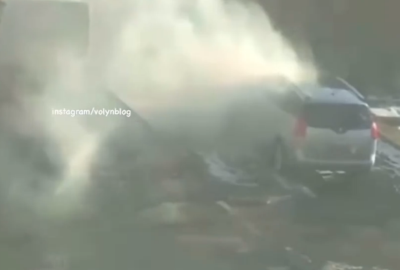 У Луцьку на автостоянці спалахнув автомобіль (відео)