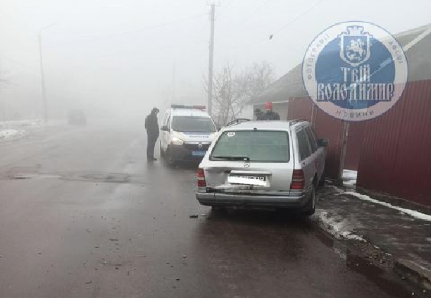 Зняв номерні знаки і втік: у Володимирі п'яний таксист в'їхав у авто (фото)