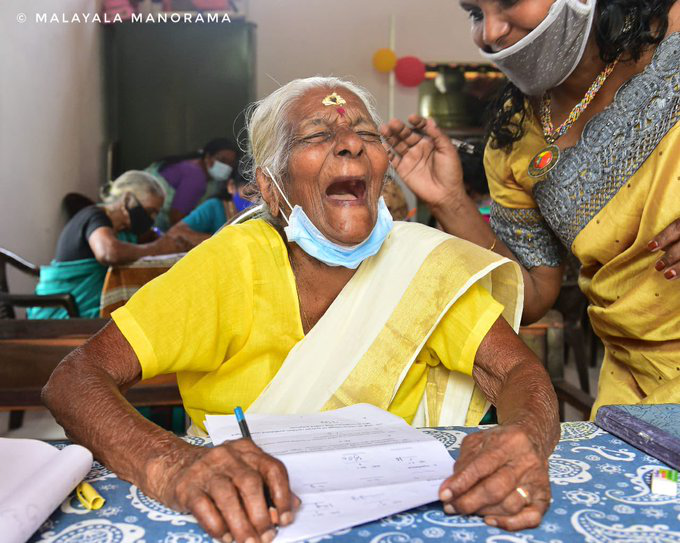 В Індії 104-річна жінка навчилася читати, писати і склала шкільний іспит