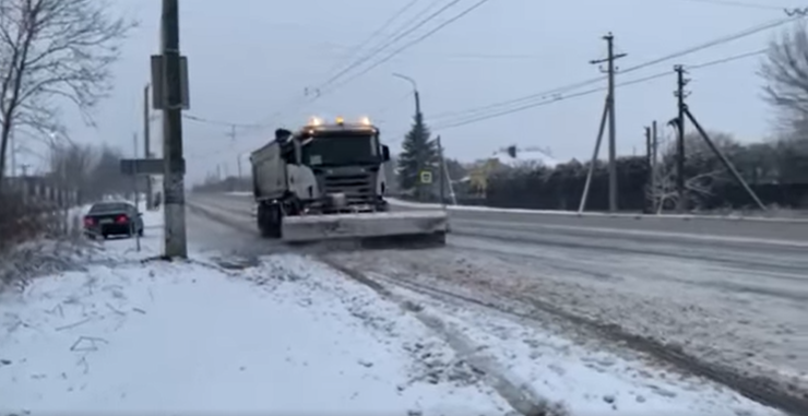 На Волині – снігопад: водіїв просять не їздити без крайньої потреби (відео)