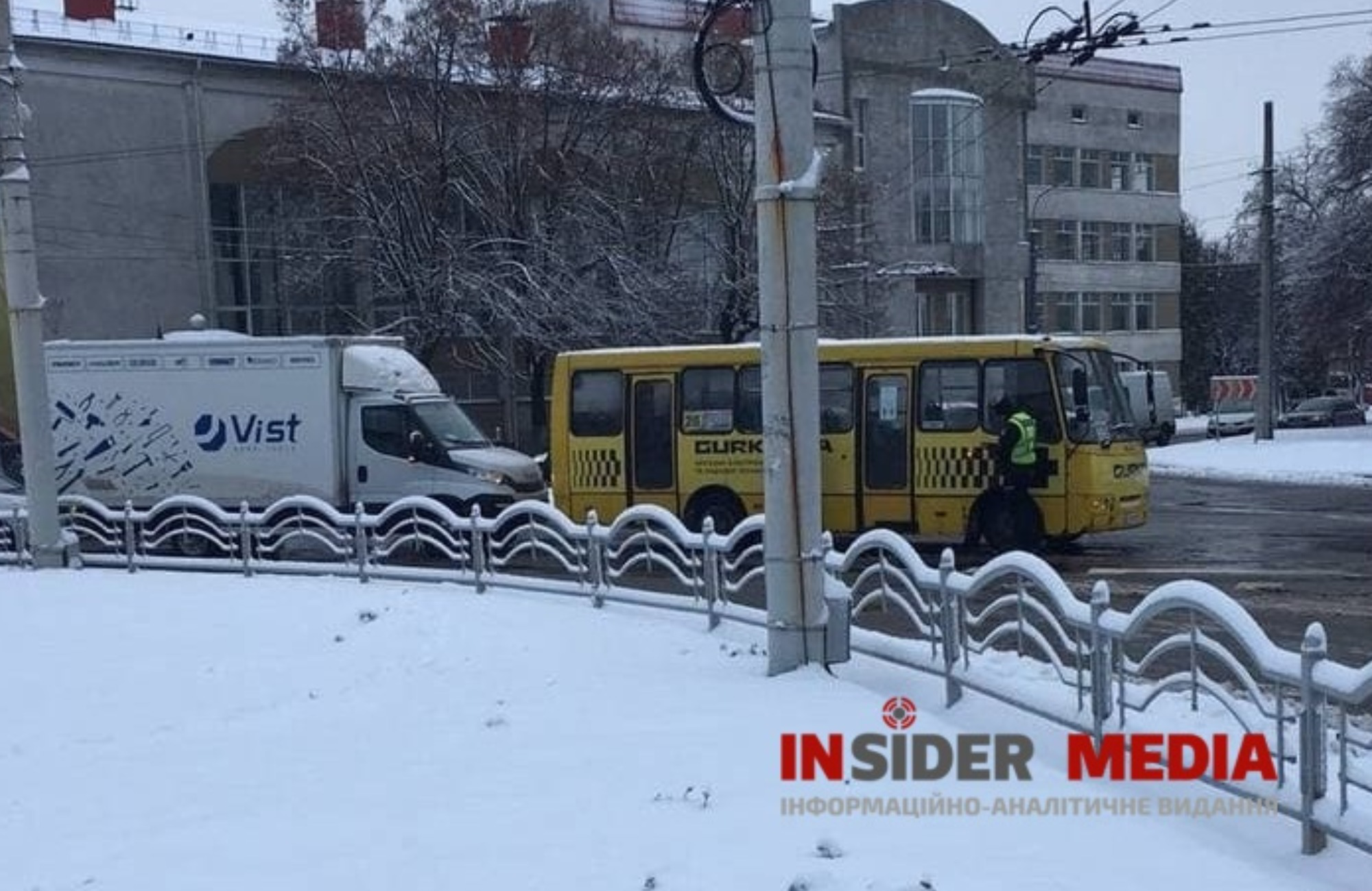 У Луцьку біля «Променя» вантажівка в'їхала в маршрутку (фото)