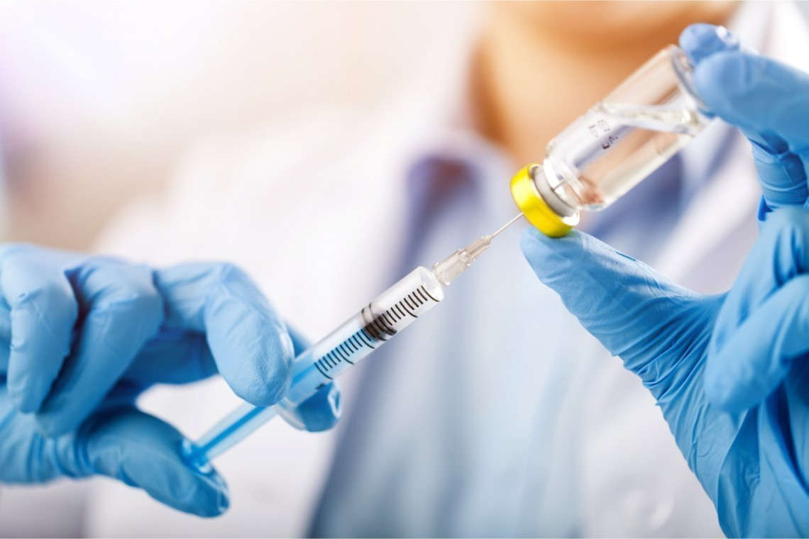 В Україні вводитимуть третю дозу вакцини проти COVID-19: хто, як і коли її отримає (відео)