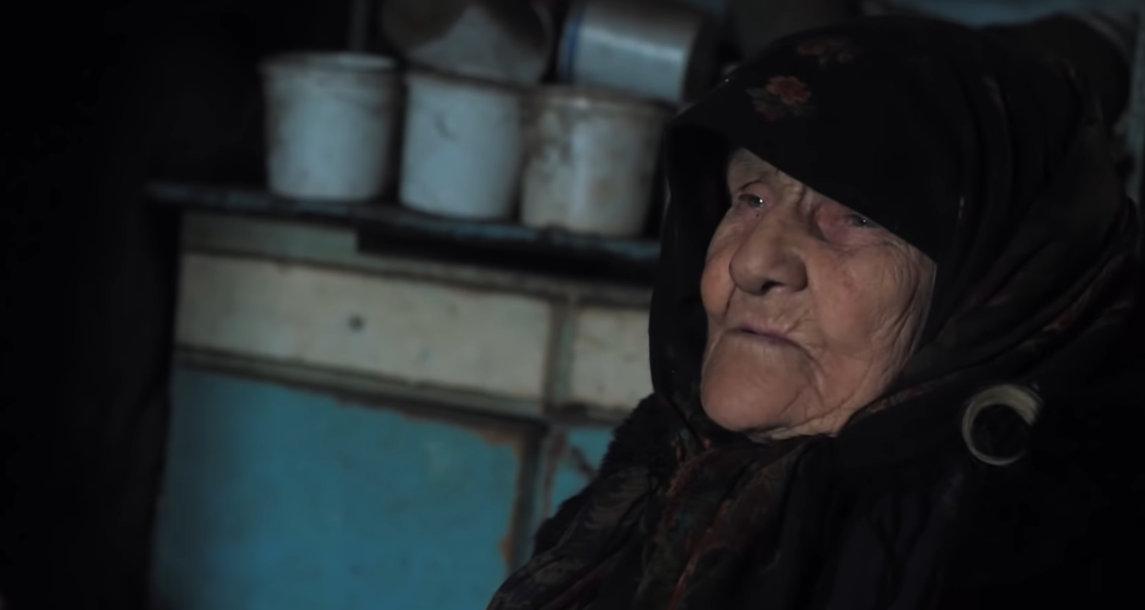 Без світла і тепла: як на Волині посеред поля виживає самотня бабуся (відео)