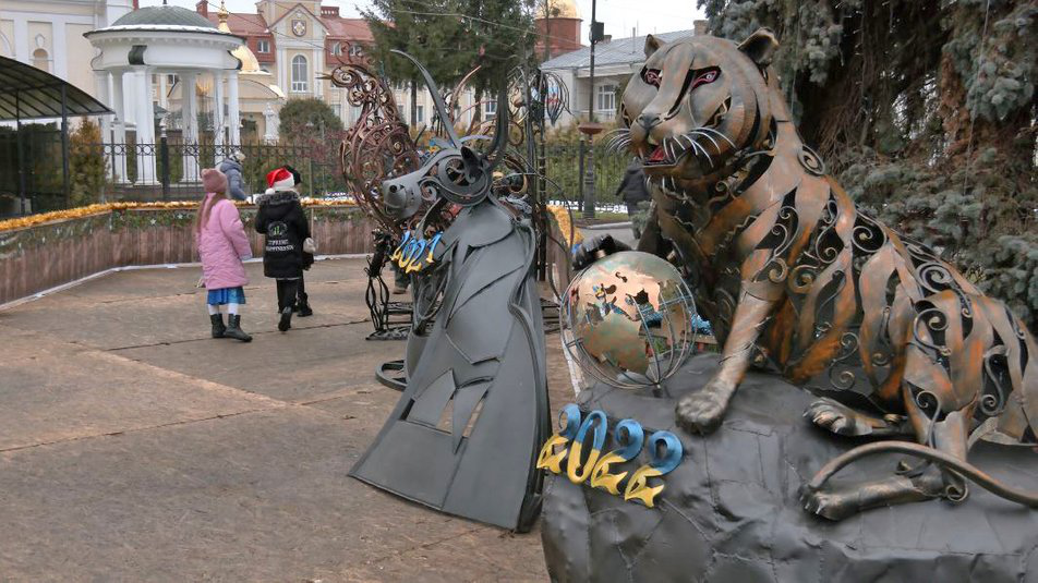 300-кілограмовий символ року: у Луцьку встановили ковані новорічні скульптури (фото)