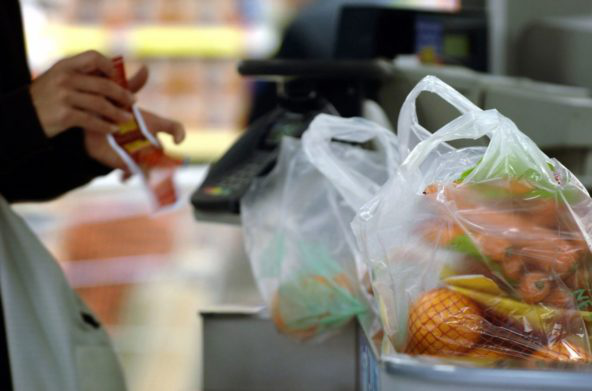 Мінімум 2 гривні: Кабмін затвердив ціни на пластикові пакети (відео)