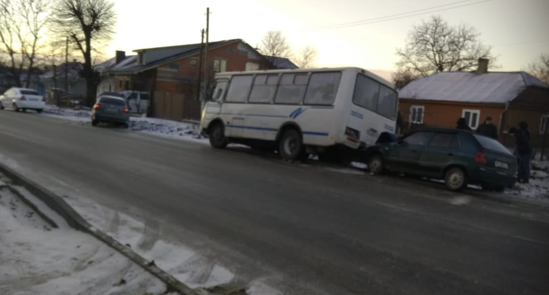 У Володимирі сталася ДТП за участю двох легковиків та автобуса (фото)