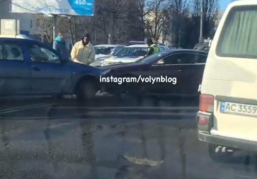 У Луцьку біля ТЦ «Глобус» сталася дорожньо-транспортна пригода (відео)