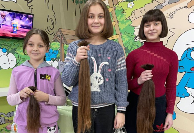 В Луцьку три сестри віддали своє волосся на перуки онкохворим дітям