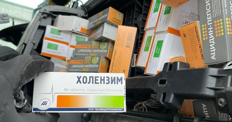 Розпихав усюди: волинські митники знайшли партію ліків в кабіні тягача (фото, відео)