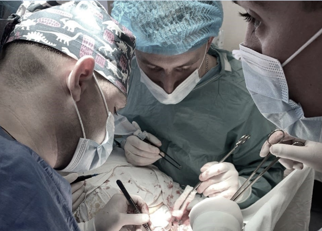 Інсульту не буде: волинські хірурги провели операцію на сонній артерії (фото)
