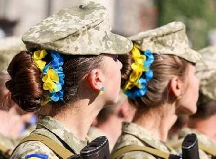 Жінок низки спеціальностей зобов'язали стати на військовий облік (відео)