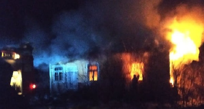 На Волині чоловіки витягнули з охопленого вогнем будинку пенсіонера (фото)