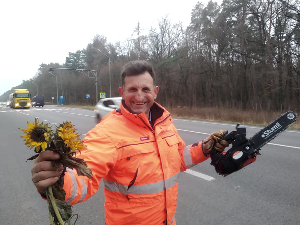 Різав бензопилою: «волинський чорнобривець» прибрав свої квіти (фото)