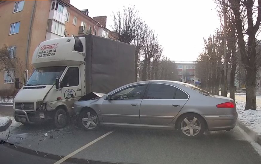 У Луцьку через неуважність водія сталася ДТП (відео)